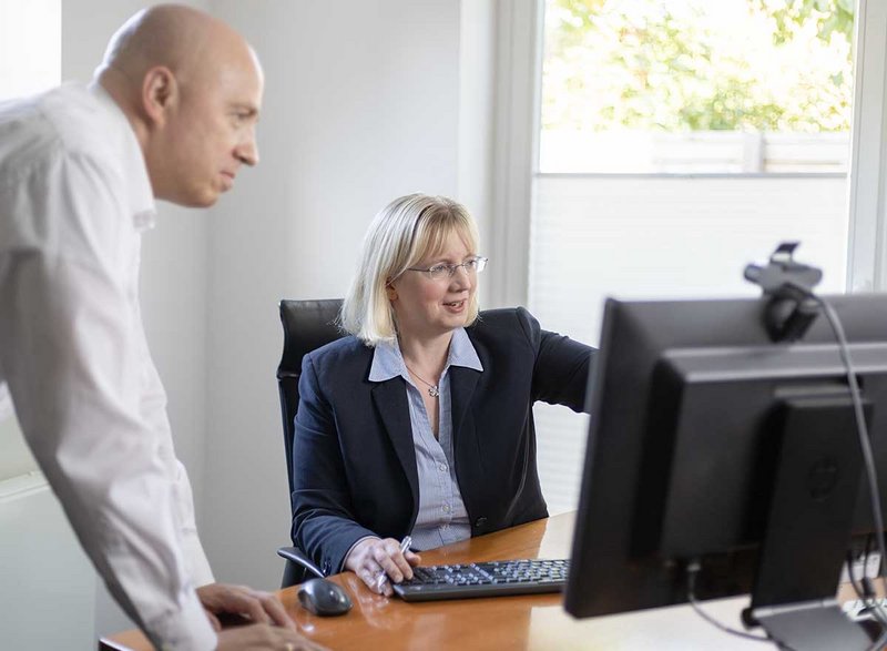 Ulrike Wathling im informativen Austausch mit Mitarbeiter im Büro