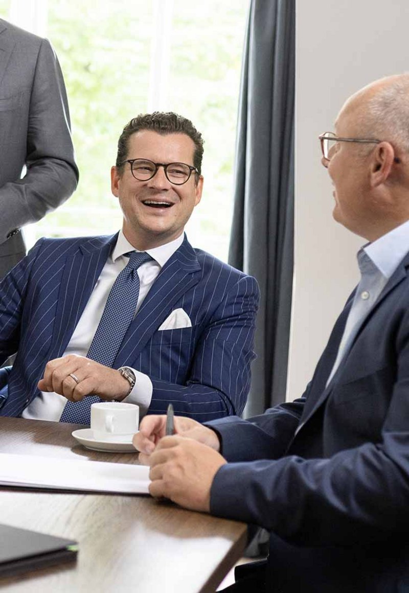 Dr. Malte Köster im Austausch mit seinem Kanzlei-Partner Sven Hemmerle